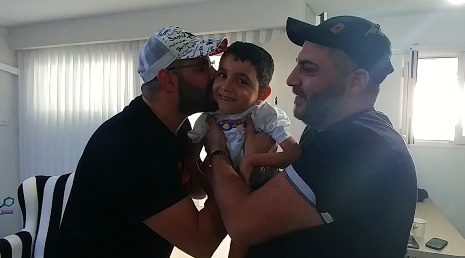 עם חברו הטוב, שמצחיק אותו תמיד, רפאל כהן (צילום: דני בלר)